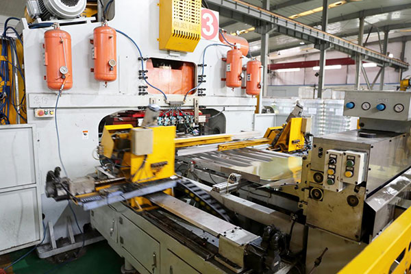 6 automated machine, the production of tinplate lids ensures high efficiency